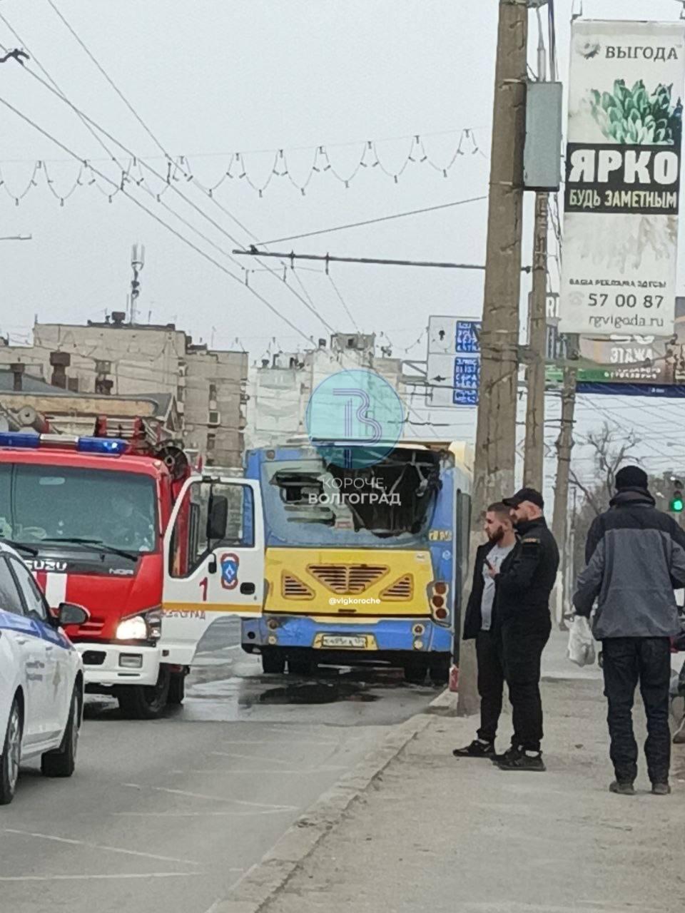 На севере Волгограда у торгового центра загорелся пассажирский автобус — видео