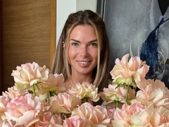 «Ты худая, но широкая»: родившая четверых Катя Жужа поделилась переживаниями о фигуре
