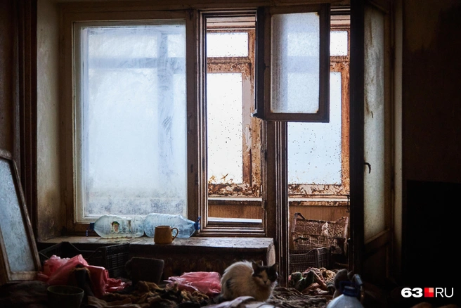 К балкону в большой комнате можно пробраться только по куче пакетов с вещами высотой около метра от пола. Чем ближе к балкону, тем плотнее | Источник: Роман Данилкин / 63.RU