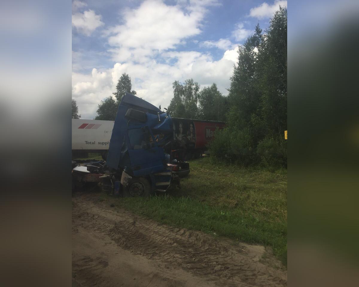 На трассе под Ярославлем несколько дней водителей пугает развороченная фура  - 23 июля 2018 - 76.ру