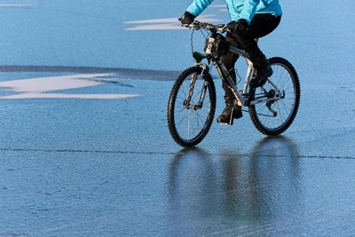 Фэтбайки преодолели 25 км снега в Долине Уюта