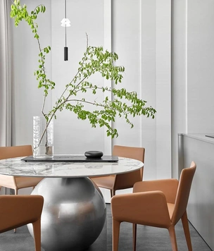 Скрытая кухня и эффектная ТВ-зона: квартира 48 м² в Новосибирске