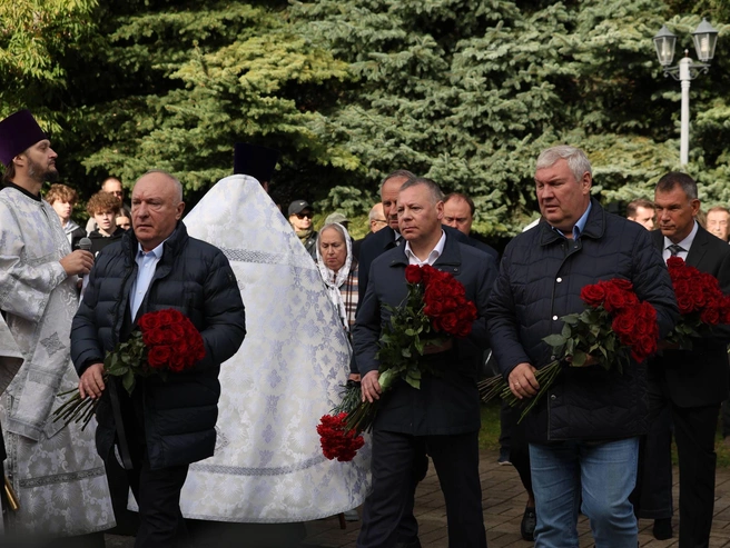 Губернатор Михаил Евраев и президент «Локомотива» Юрий Яковлев прибыли на панихиду | Источник: Александр Куренной / 76.RU