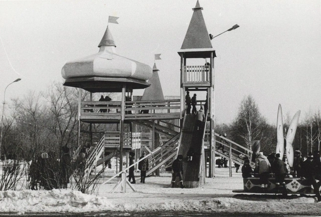 Находилось это великолепие в 1980-х в Комсомольском сквере | Источник: Тюмень до нашей эры / Vk.com