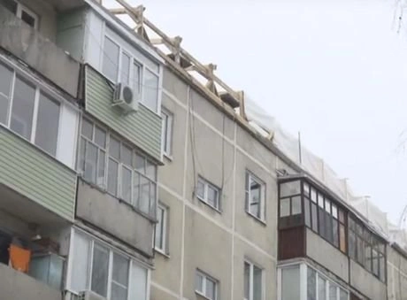 В доме на улице Костычева уже 10 лет протекает крыша (видео) | ya62.ru