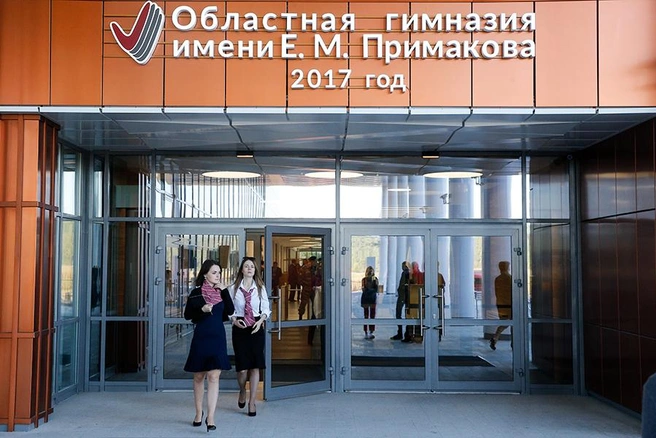 В Гимназии имени Примакова нет классических четвертей. Вместо них здесь используют модульную систему. Школьники учатся 7 недель, после чего уходят на недельные каникулы. Каждый модуль посвящен одной теме | Источник: Александр Щербак / ТАСС