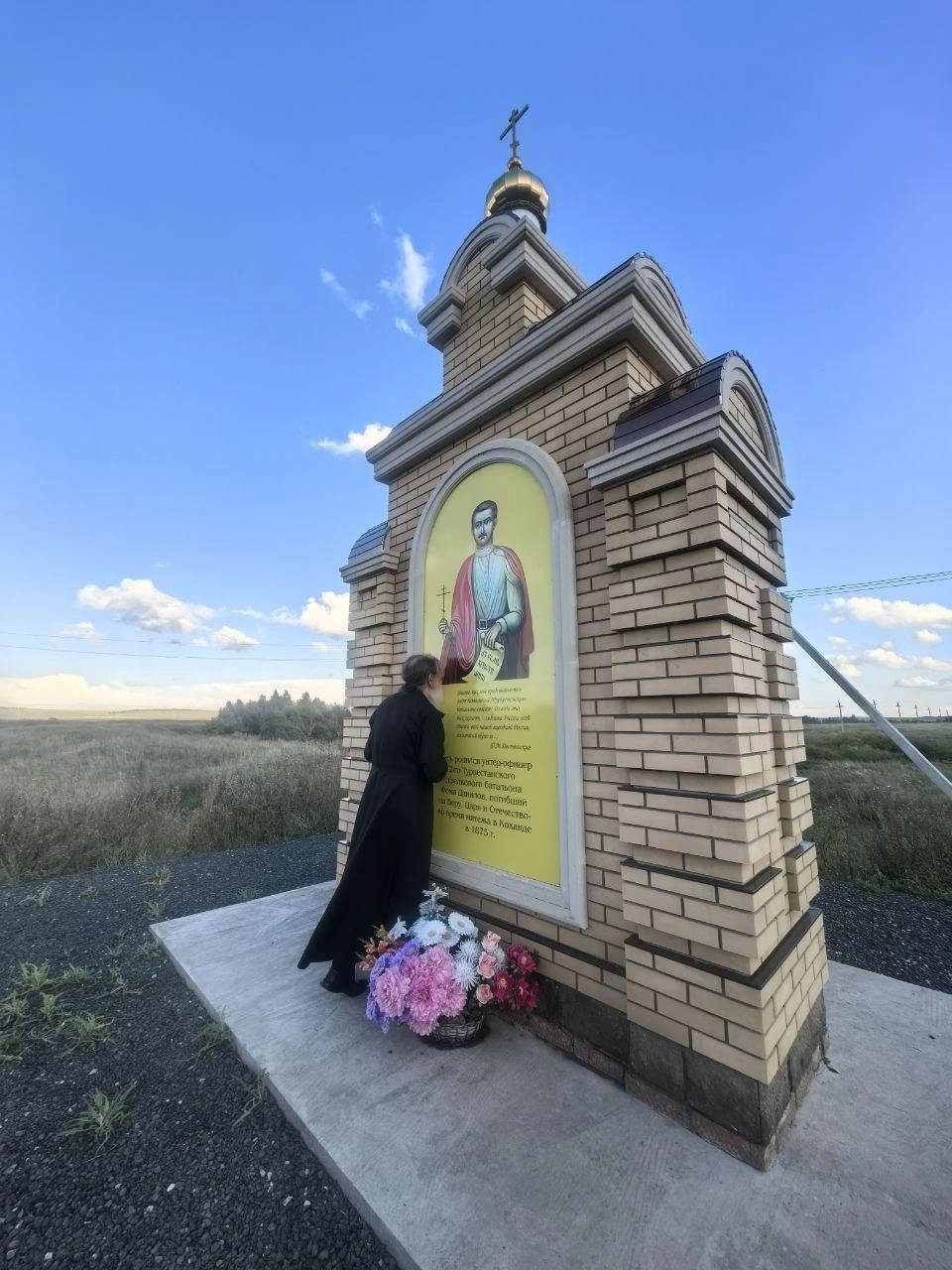 Митрополит Оренбургский и Саракташский Петр помолился воину-мученику и приложился к его образу | Источник: Оренбургская епархия