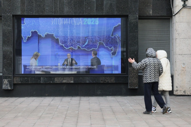 Прямую линию с Владимиром Путиным показывают на улицах Москвы | Источник: Артём Устюжанин / MSK1.RU