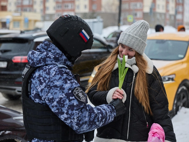 По словам Антона Шищенко, помощника начальника отдела по военно-политической работе, цель бойцов — принести радость максимальному числу женщин перед праздником. | Источник: Александр Ощепков / NGS.RU