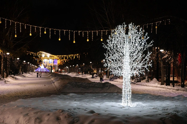 «Аллею славы» на пути к Драмтеатру и преображать не было смысла, ведь она лишь недавно открылась после ремонта с новой иллюминацией | Источник: Максим Серков / NGS42.RU