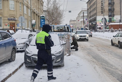 Multiple tow trucks haul away illegally parked cars in Novosibirsk raid