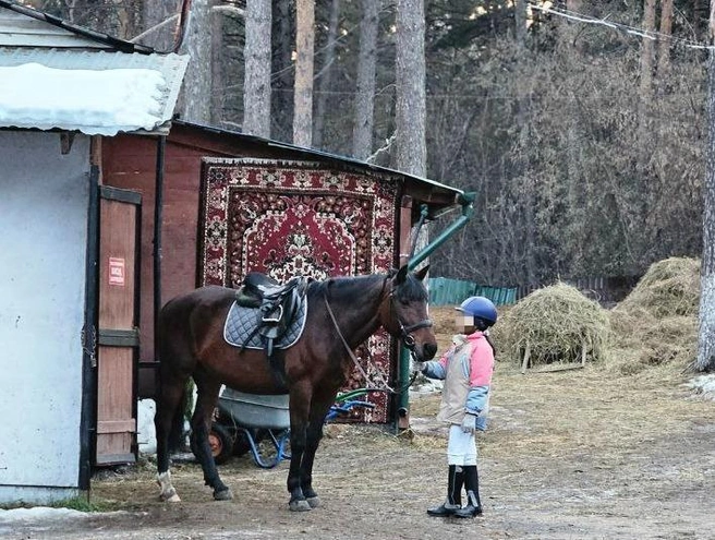 Екатерина подчеркивает, что Юля маленького роста и хрупкого телосложения. Даже если бы она и начала конфликт (в чем ее мама сомневается), уж точно не смогла бы никого побить | Источник: Екатерина Ким