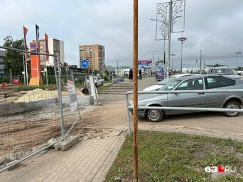 Жители домов поблизости вынуждены стоять в пробках | Источник: читатель 63.RU