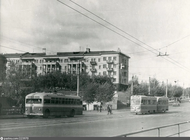 Улица Гагарина, конец 1960-х годов. Личных автомобилей почти нет, на дороге только общественный транспорт  | Источник: Valencia5 / Pastvu.com 