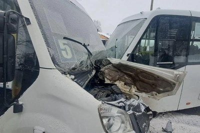 Лобовое столкновение автобусов в Лысьве