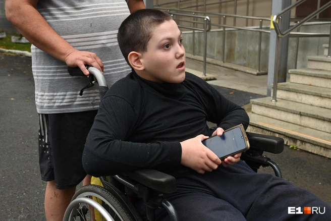 На всех реабилитациях Олег всегда с сыном | Источник: Дмитрий Емельянов / E1.RU