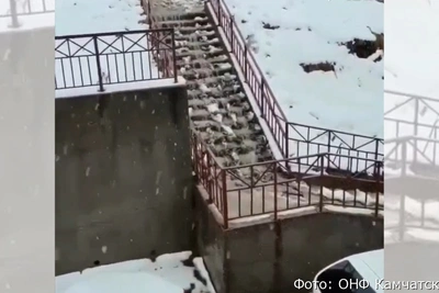 В Петропавловске-Камчатском лестница превратилась в водопад