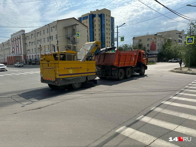 Пока все отдыхают, дорожники продолжают работать | Источник: Илья Константинов / 14.RU