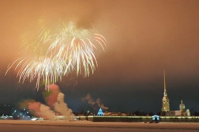 Салют в Петербурге в честь 82-й годовщины снятия блокады Ленинграда