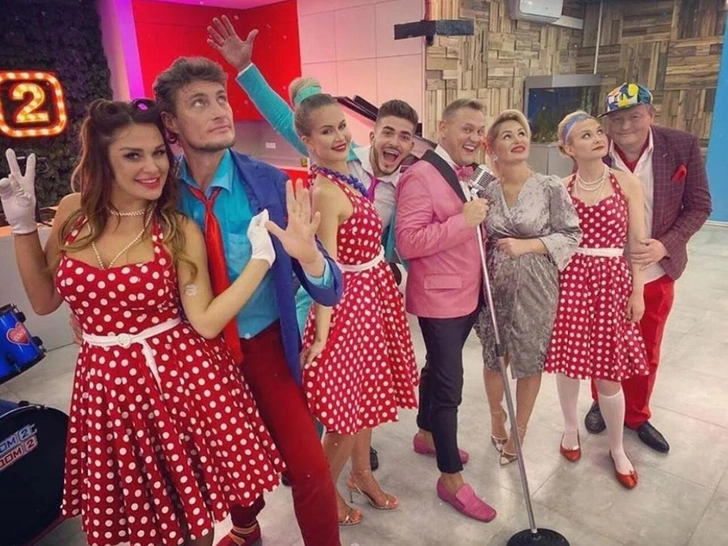 «Мы сейчас находимся на переходном этапе: либо выйдем на новый уровень, либо расстанемся. Просто я, наверное, слишком активная и быстрая для Саши. Он привык уходить от проблем, двигаться инертно по жизни», — отмечала на заре отношений Ксения