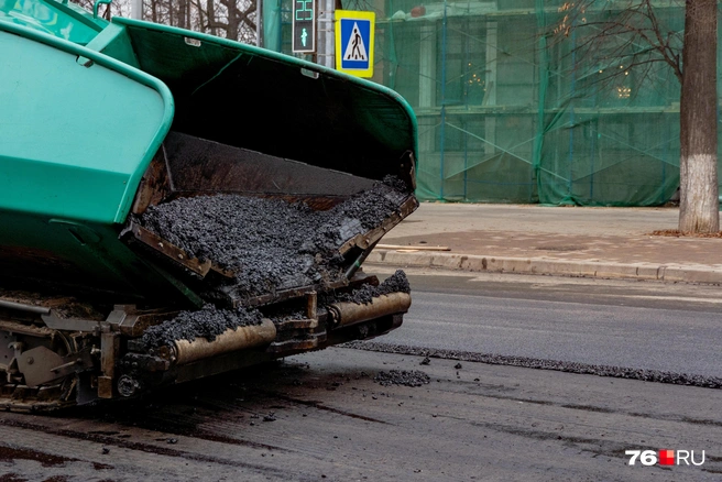 На участке от улицы Трефолева до Первомайской улицы уже укладывают новый асфальт | Источник: Кирилл Поверинов / 76.RU