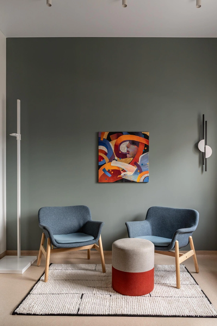 Пуф, Alot Moscow. Ковер, Kover.ru. Картина «Оранжевое небо», Ольга Рикун | Источник: Женя Муравьева. Стиль: Катя Шаповалова