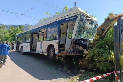 Две девушки госпитализированы после ДТП с автобусом в Саратове