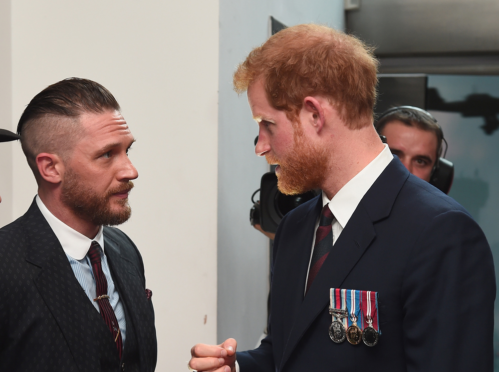 Том Харди и принц Гарри на премьере фильма "Дюнкерк", 13 июля 2017 года | marieclaire.ru