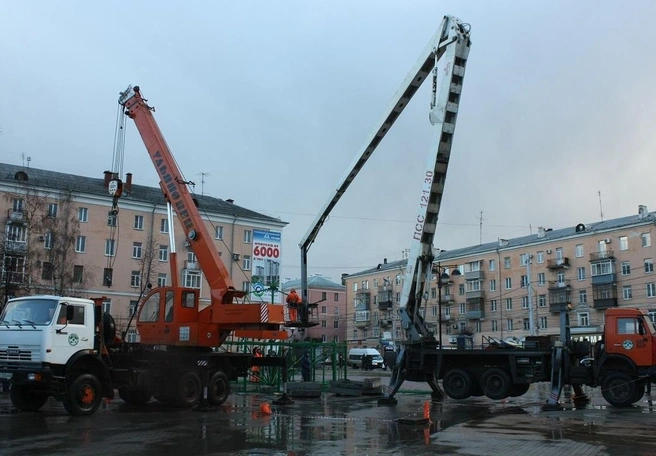 На площади Победы начали монтаж 20-метровой елки | ya62.ru