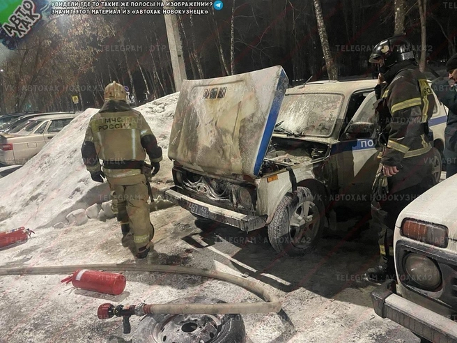 На фотографиях видны банка с какой-то жидкостью и женская сумочка рядом с авто | Источник: ДТП Новокузнецка АвтоХак ГДЕ ДПС / VK