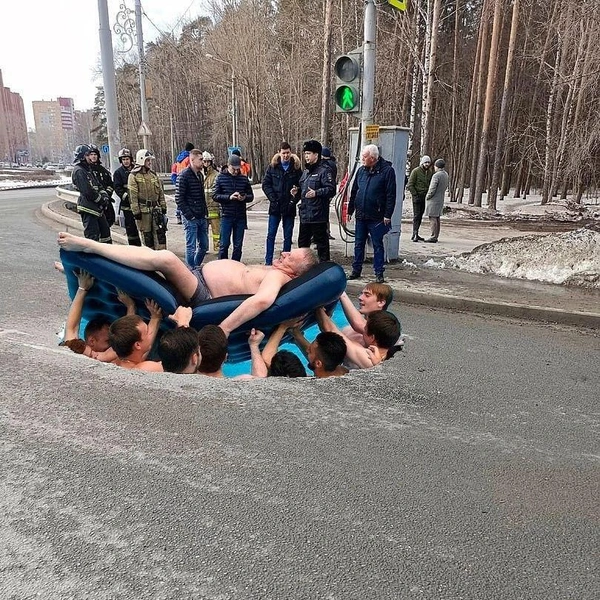 Показываем вам еще раз, как нестареющая классика вписалась в пермские дороги | Источник: オリバー サンティアゴ / Vk