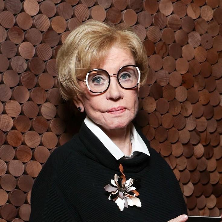 Платиновый блонд, ярко-красная помада, изумрудное колье: 83-летняя Вера Алентова поразила новым образом
