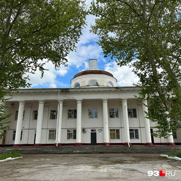 Перед этим павильоном раньше был бассейн. История умалчивает, куда он подевался | Источник: Валерия Дульская / 93.RU