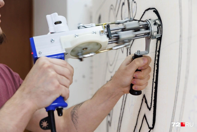 Таким способом изготавливаются ковры в технике «тафтинг» | Источник: Ирина Шарова / 72.RU