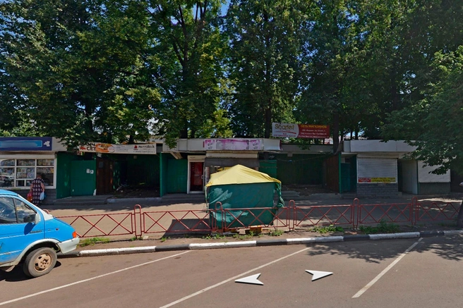 В 2016 году на улице Комсомольской ещё располагалась вереница ларьков и киосков, в 2026-м здесь открывается красивый вид на обновленную ротонду | Источник: «Яндекс.Карты»