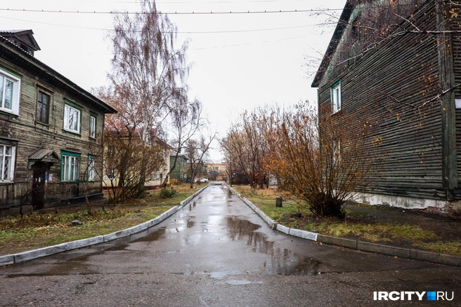 Большинство деревянных двухэтажек на Рабочей и окрестных улицах появились в 1950-е годы | Источник: Ксения Филимонова / «ИрСити»