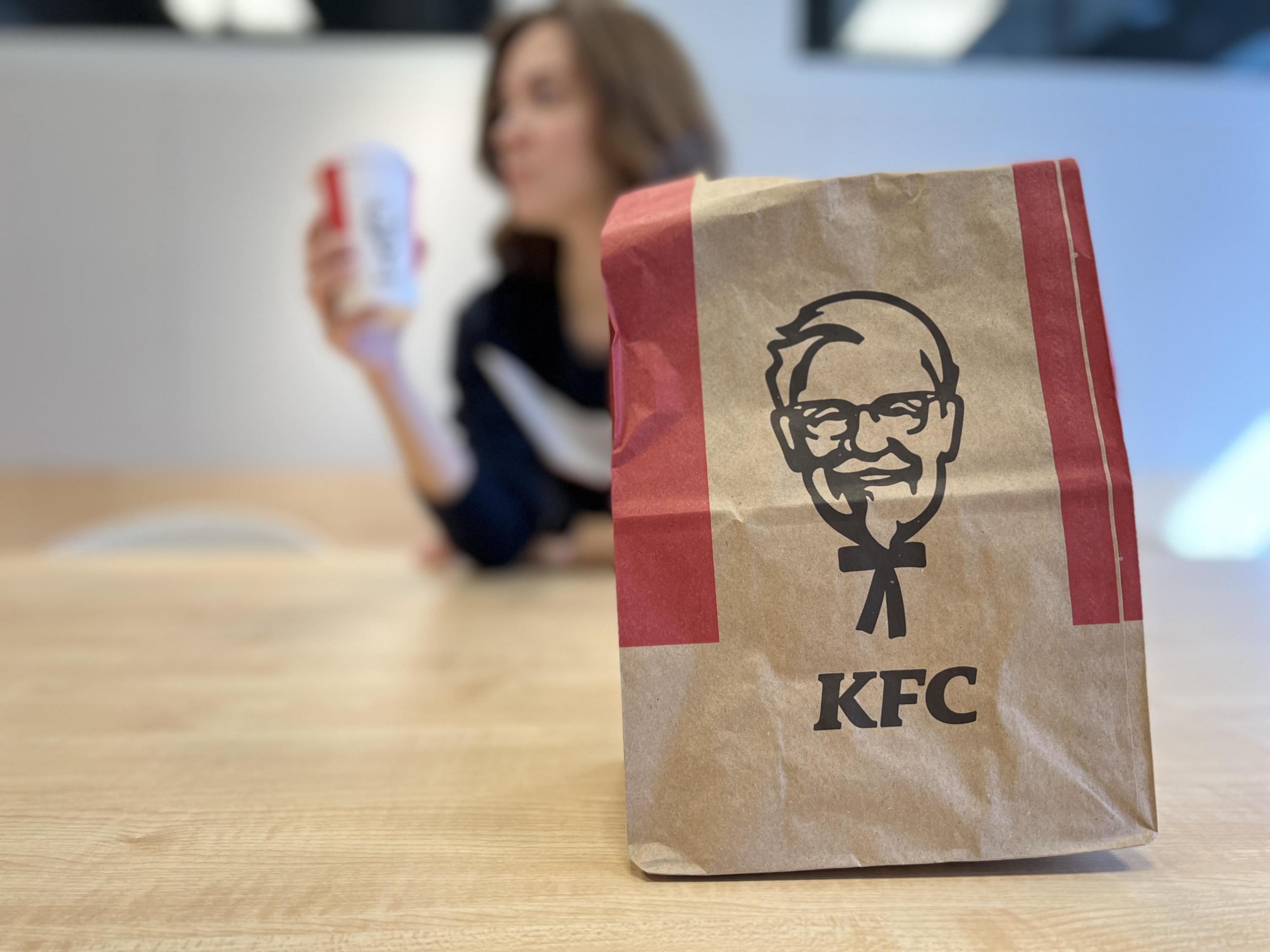 Почему в KFC убрали острые крылышки из касс самообслуживания в Новосибирске  - 3 августа 2023 - НГС.ру