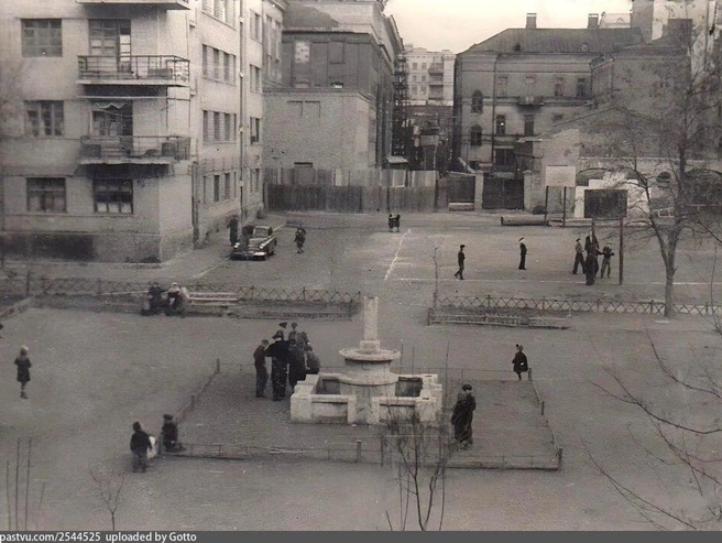 1952 год. Фонтан на углу улиц Горького и Островского, построенный в 1927 году. Сейчас на этом месте расположена детская площадка. | Источник: pastvu.com