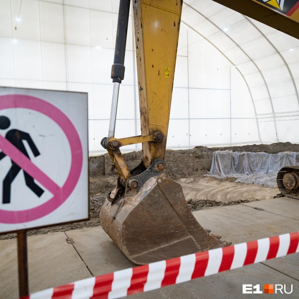 Под плитами еще остаются отходы, но половину из них уже вывезли | Источник: Владислав Лоншаков / E1.RU