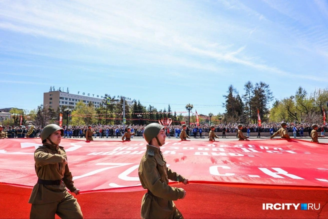 Копию Знамени Победы пронесли по центру города | Источник: Ксения Филимонова / «ИрСити»
