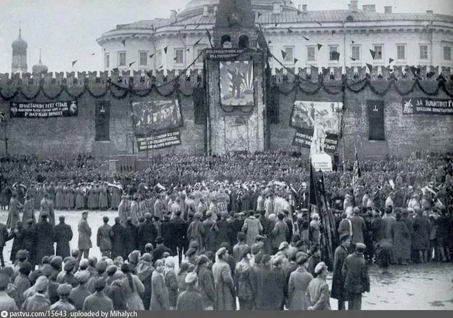 Демонстрация на Красной площади в Москве 1 мая 1923 года | Источник: Музей революции / Pastvu.com