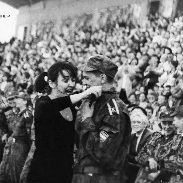 Лолита Милявская, на тот момент еще участница кабаре-дуэта «Академия», на том же концерте и реакция зрителей на ее выступление | Источник: А. Ердяков / Госархив Пермского края