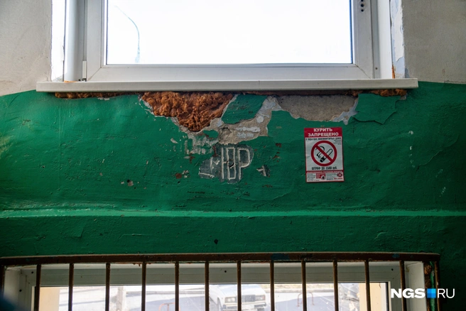 Новое наказание будет грозить курящим в подъезде жилого дома | Источник: Александр Ощепков / NGS.RU