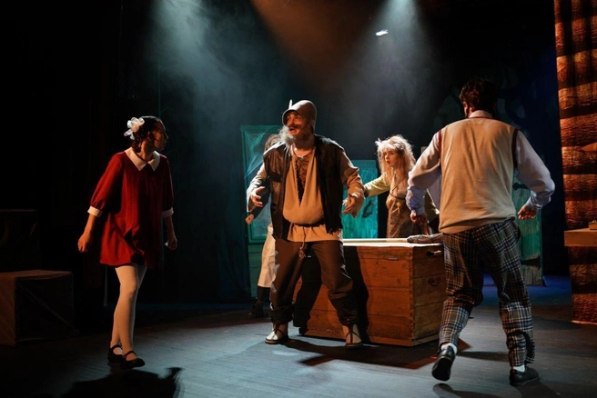 Происходящее на сцене заставит смеяться даже самых серьезных взрослых | Источник: ГАУК НСО «НДТ»