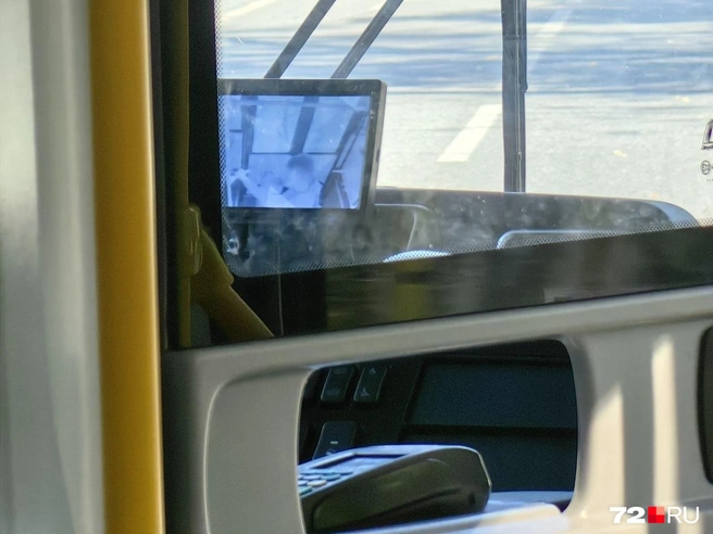 Водитель видит происходящее в салоне&nbsp;— трансляция идет сразу на экран | Источник: Павел Красоткин / 72.RU 
