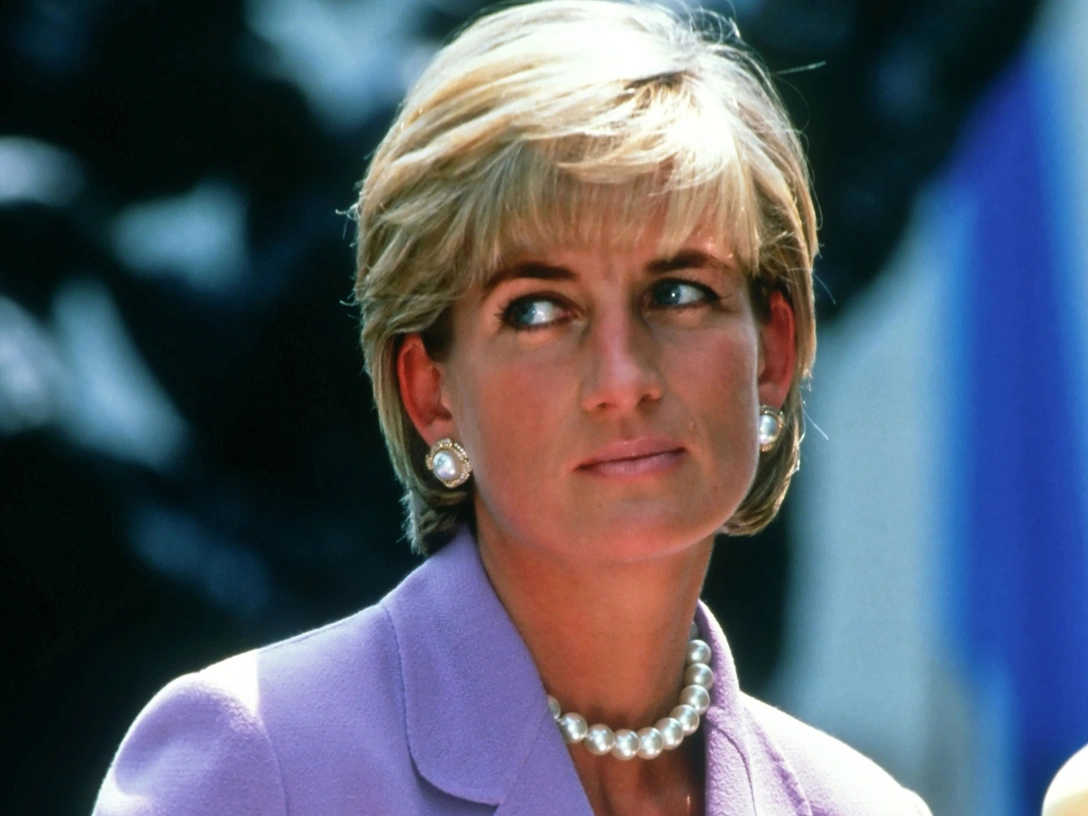 Диана, принцесса Уэльская, присутствует на объявлении о запрете противопехотных мин в штаб-квартире американского Красного Креста, 17 июня 1997 | marieclaire.ru