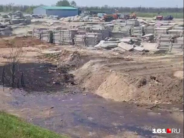 Так выглядит только часть химического озера | Источник: читатель 161.RU