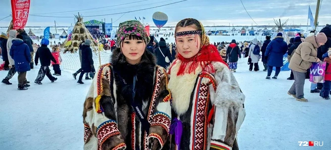 Такие наряды стоят очень дорого, но только для туристов. Для кочевников же создание подобной одежды&nbsp;— часть привычного уклада. На один комплект уходит шесть оленьих шкур, а шьют его вручную около года. Занимаются этим либо сами девушки, либо их мамы, которые стремятся сделать дочерей самыми красивыми и заметными на празднике | Источник: Юлия Мальцева / 72.RU
