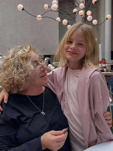 Девочка воспитывается в основном бабушкой — Симоной Юнусовой