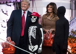 «Это и так жуткое место»: Меланию Трамп раскритиковали за подготовку Белого дома к Хэллоуину